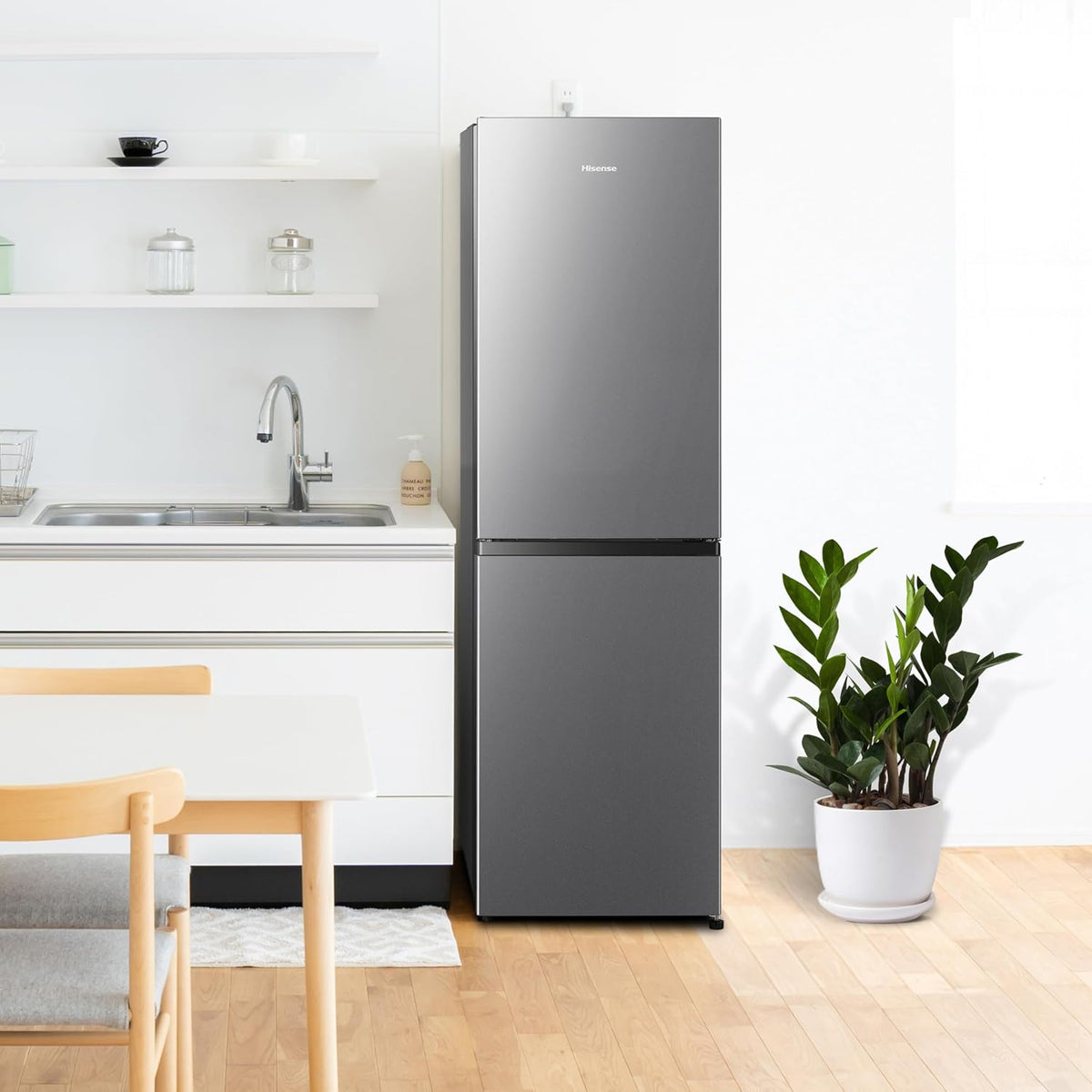 Hisense RB327N4AD2 Kühl-Gefrierkombination/NoFrostPlus/Multiflow 360°/ Flaschenhalter/HolidayMode/FreshZone/ 256L (171+85)/ Essential/BxHxT: 55×182,4×55,7cm/ Silber [Energieklasse E]